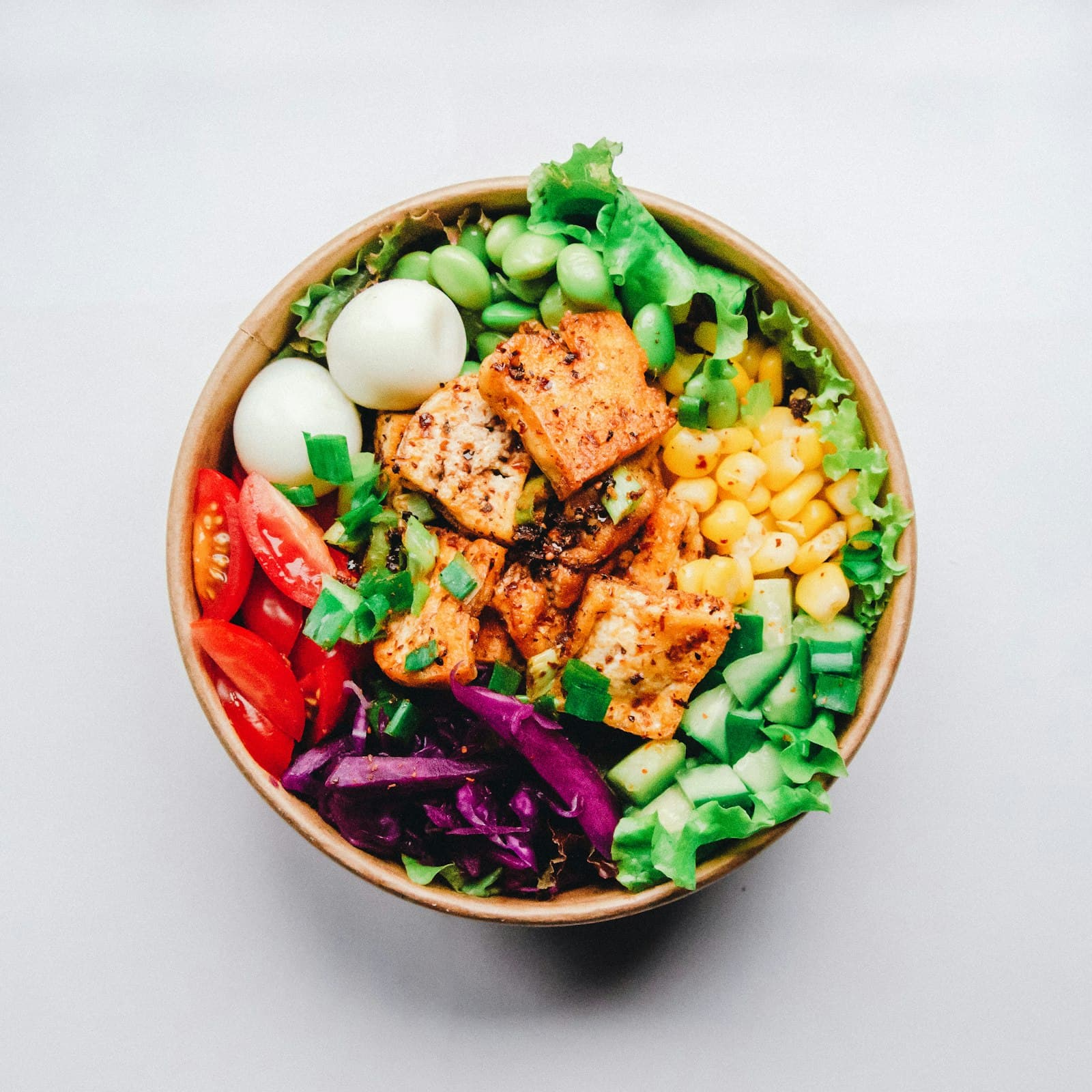 Gesunde Bowl mit Tofu, Edamame und Gemüse